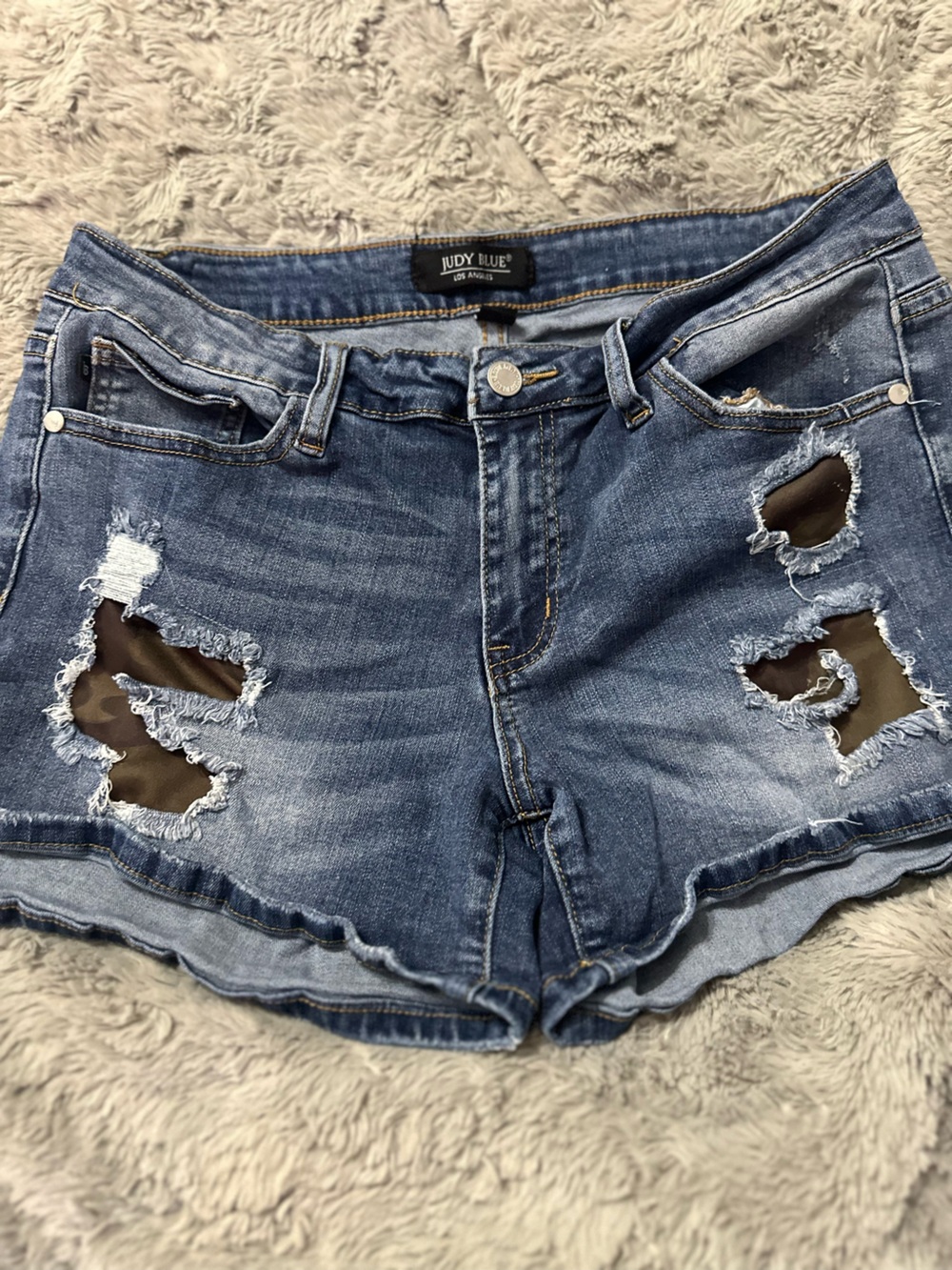 Judy Blue Distressed Camo Patch Denim Shorts Raw Hem Stretch Jean Shorts L